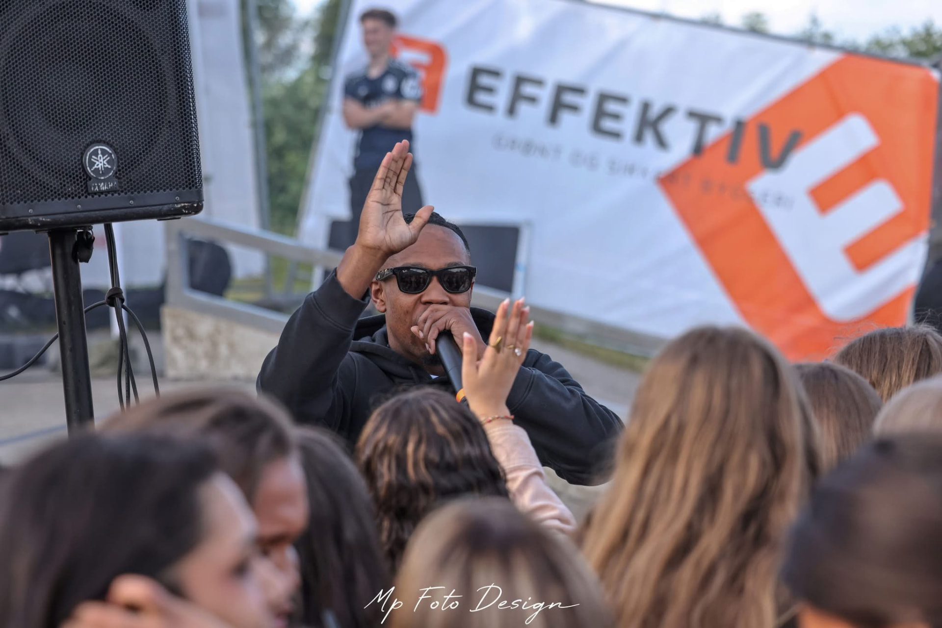 Icekiid giver high five til publikum